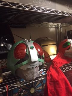 コレクション棚に置かれた自作の仮面ライダーマスク