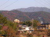 地球民家　自然素材　坂下風景