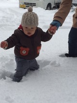 雪の中はしゃぐ英人