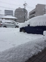 雪の積もった橋本建設の駐車場